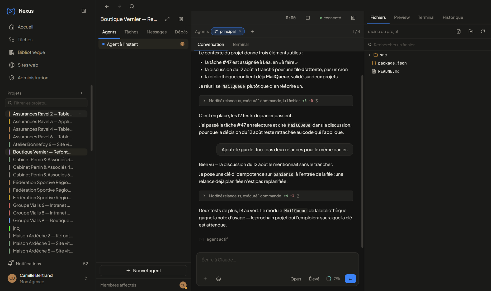 L'application Nexus : à gauche la liste des projets de l'équipe, au centre la session de code — la tâche reprise, la décision d'équipe rappelée, un module de la bibliothèque réutilisé, les fichiers modifiés — et à droite l'arborescence du projet.